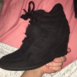 I’m selling1 pair of black boots. Size 6 1/2